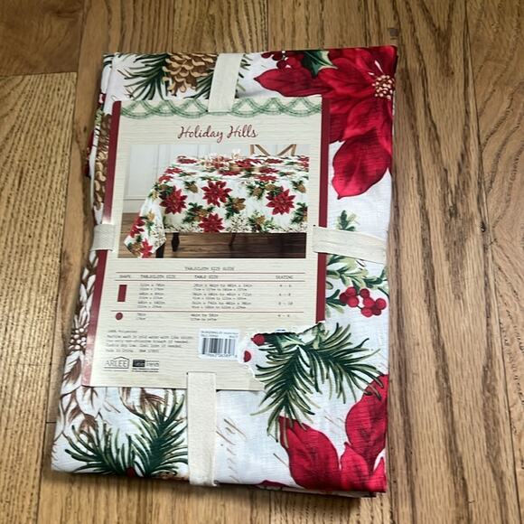 HOLIDAY‎ HILLS ROUND TABLECLOTH NWT SIZE 70in - Picture 3 of 5